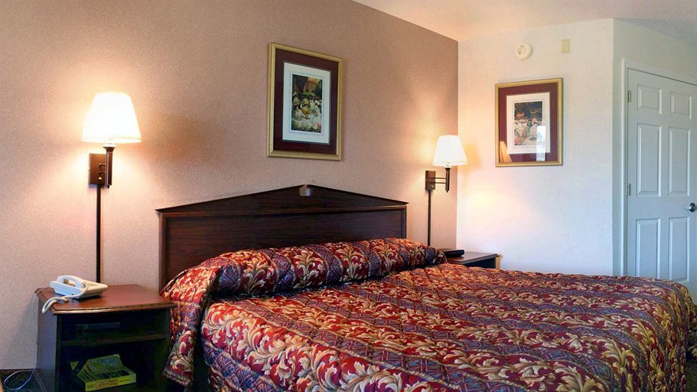 Super 8 By Wyndham Clinton Hotell Eksteriør bilde